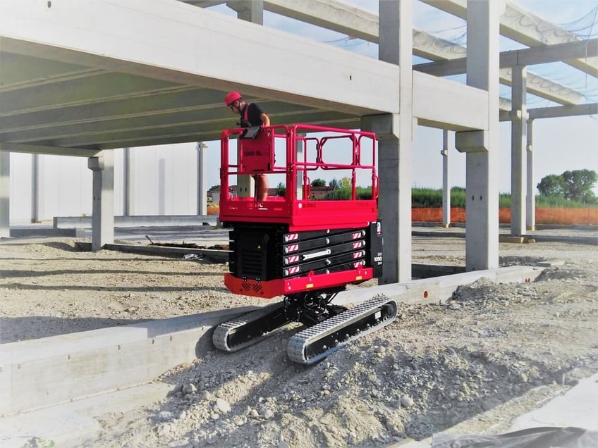 athena-bi-levelling_scissor_on_site_driving_down_slope_1024x1024
